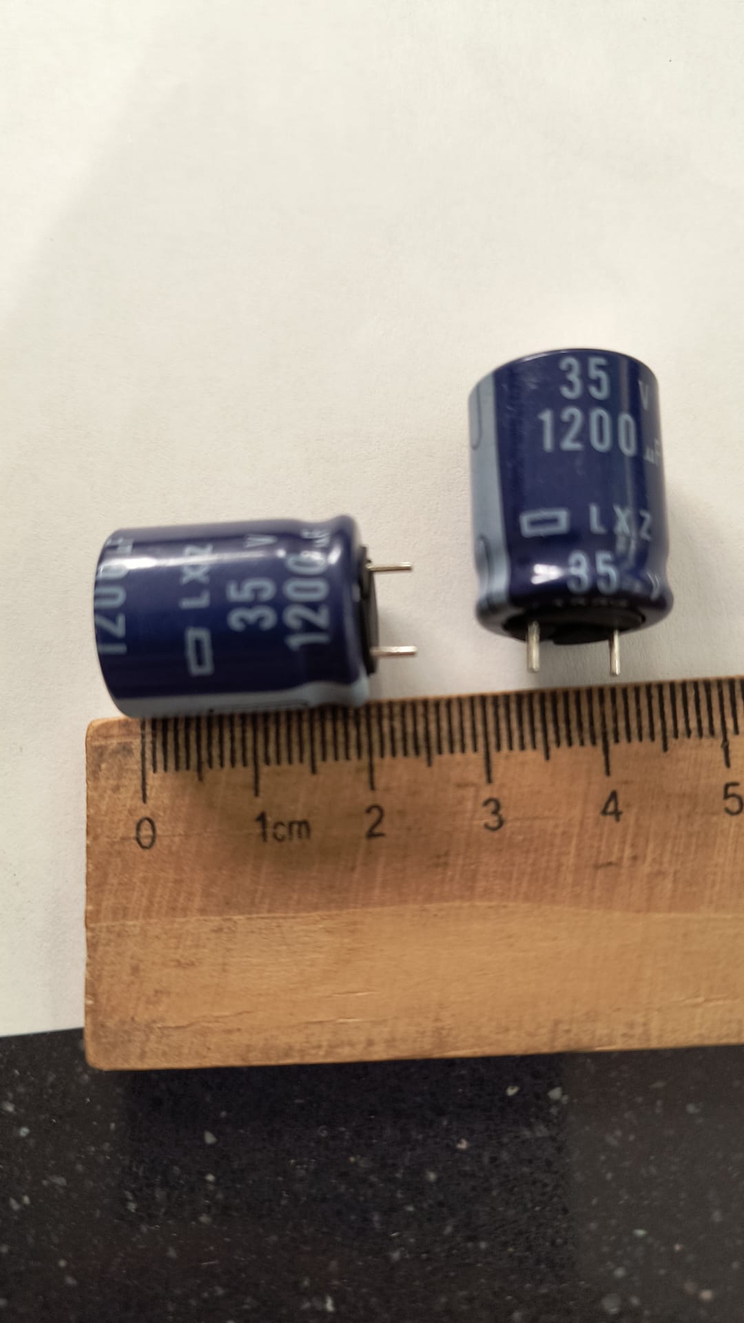 1200uF-35V-105ºC